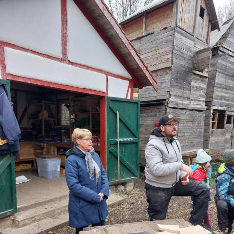 Ein Mann erklärt die Regeln auf dem Spielplatz