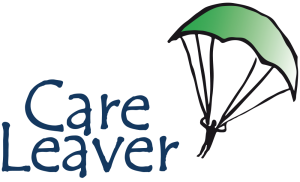 Der Schriftzug CARE Leaver mit einem grünen Fallschirm