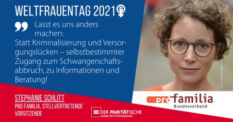 Kopf einer Frau mit Brille 