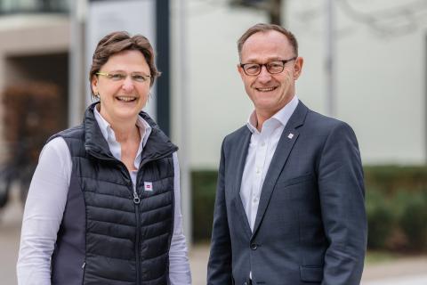 Uta-Micaela Dürig und Ulf Hartmann vor dem Paritätischen Mehrgenerationenhaus in Stuttgart