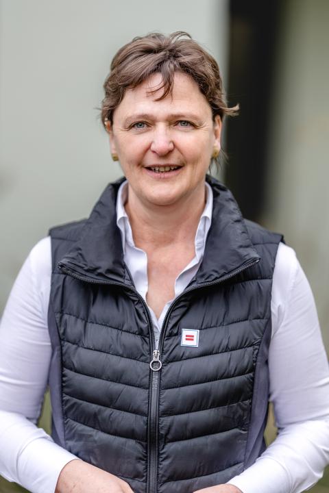 Frau mit kurzen braunen Haaren