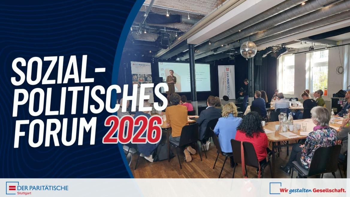 Publikum hört Rednerin auf der Bühne zu. Titel. Sozial-Politisches Forum 2026