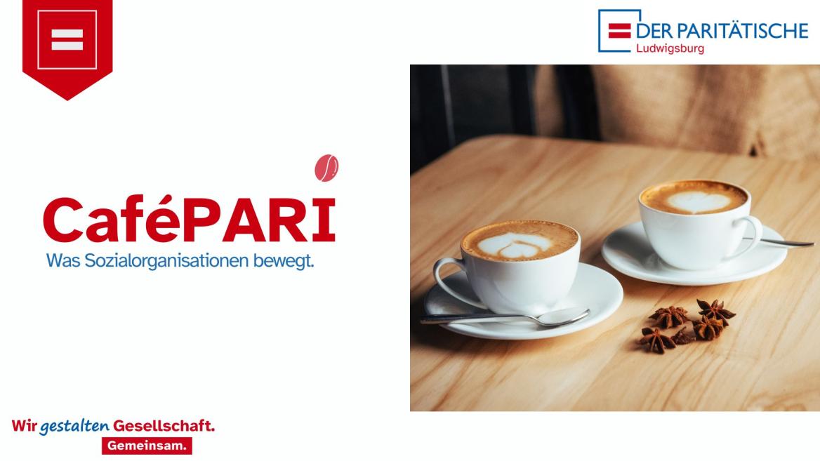 Zwei Tassen Kaffee auf einem Holztisch, daneben das Logo "Café Pari"