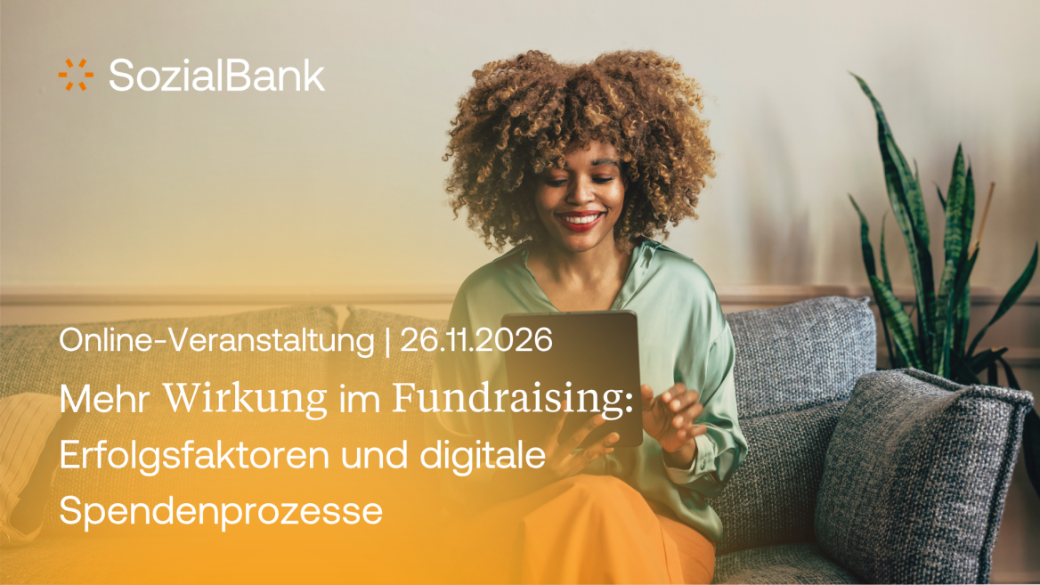 Eine Frau sitzt auf einem Sofa und schaut in einen Laptop. Im Bild auch das Logo der SozialBank
